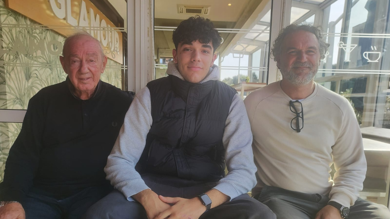 Da sinistra nonno Luigi, ex docente di comportamento sportivo; lo spadista Cristiano e babbo Nicola, attuale mister del Cenaia calcio in Eccellenza