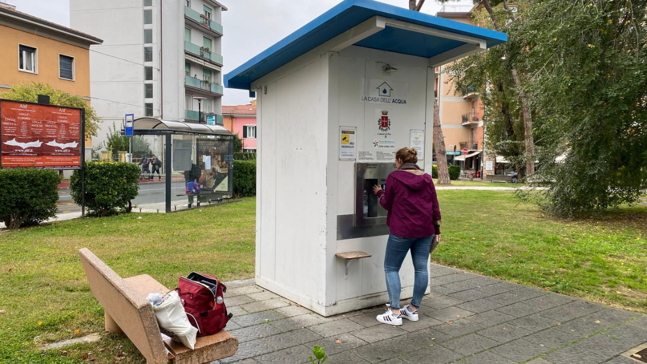 La “casetta dell’acqua” a pagamento in piazza Giusti gestita da Toscana Servizi (foto Fabio Muzzi)