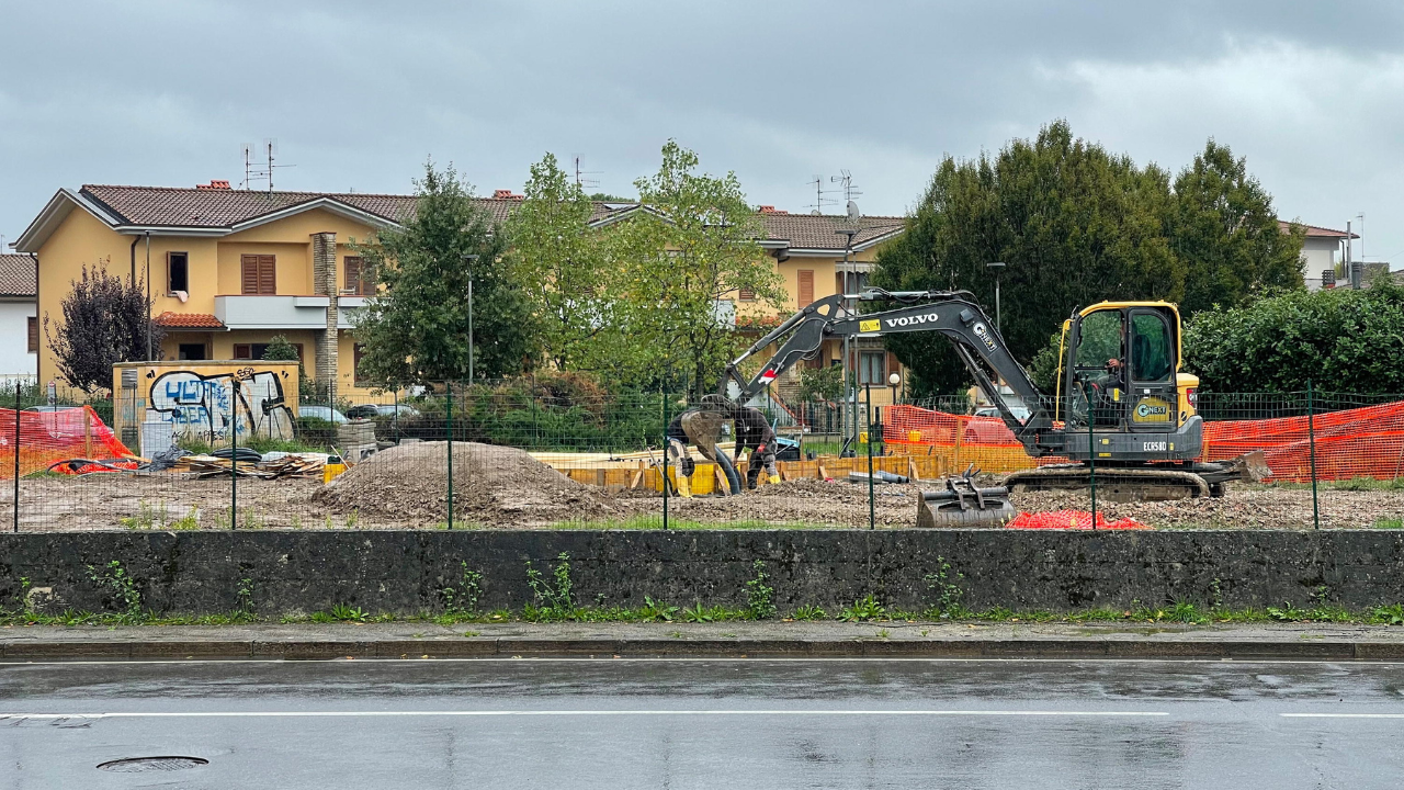 Nella foto (foto Nucci) il terreno dove sorgerà l’antenna