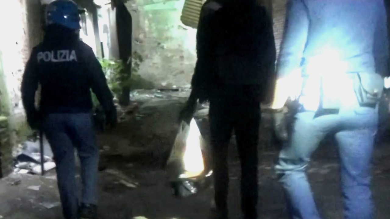 Nella foto uno dei due senzatetto trovato nello stabile e portato in questura per la sua identificazione e denuncia