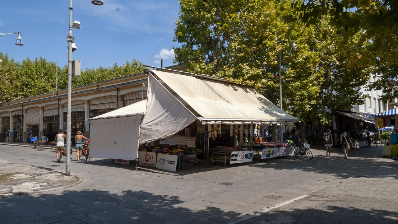 Uno dei chioschi storici di piazza Cavour