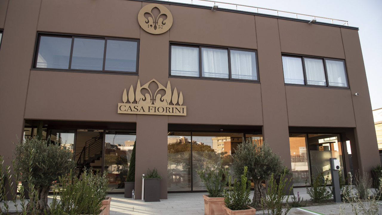L’insegna “Casa Fiorini” sul nuovo maxinegozio inaugurato ieri