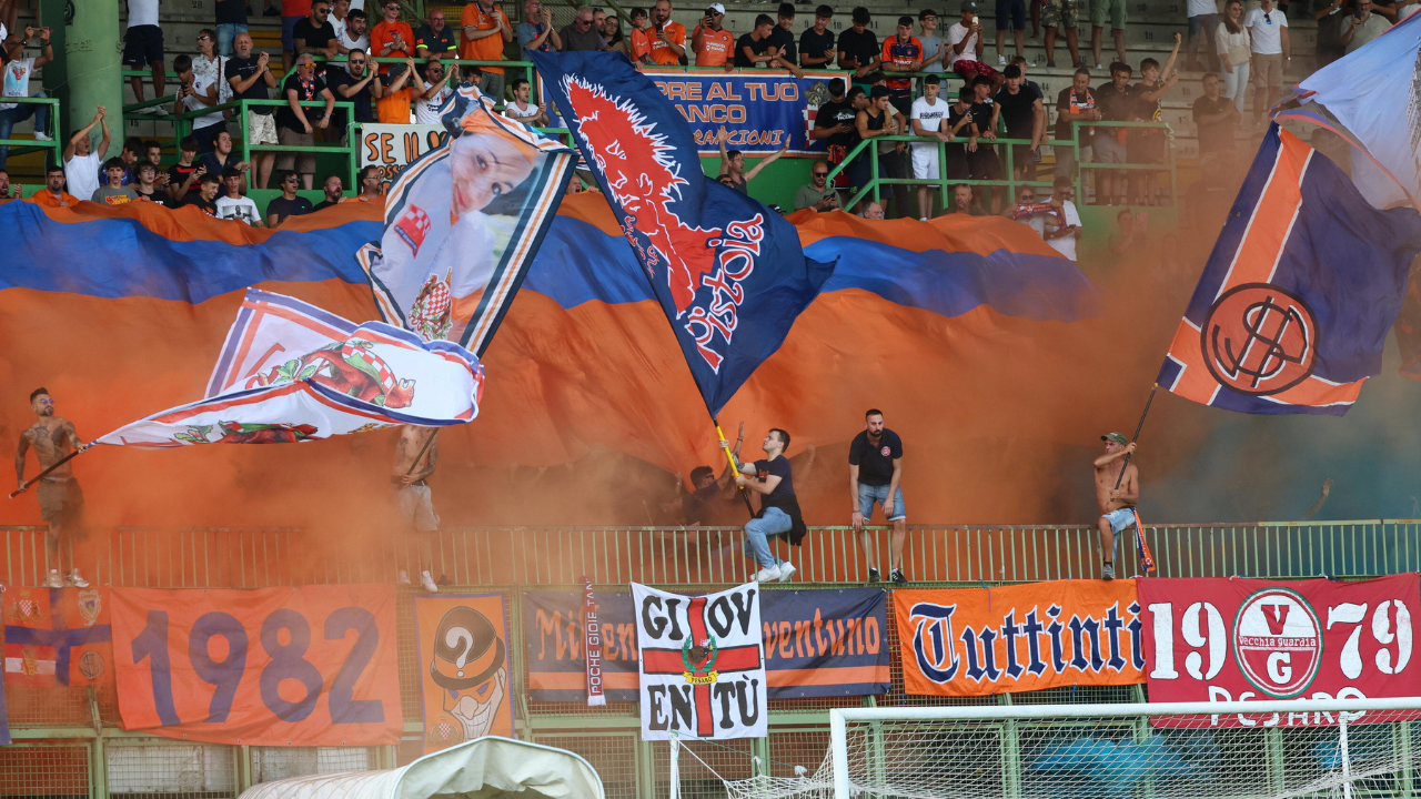 Il tifo dei supporter arancioni