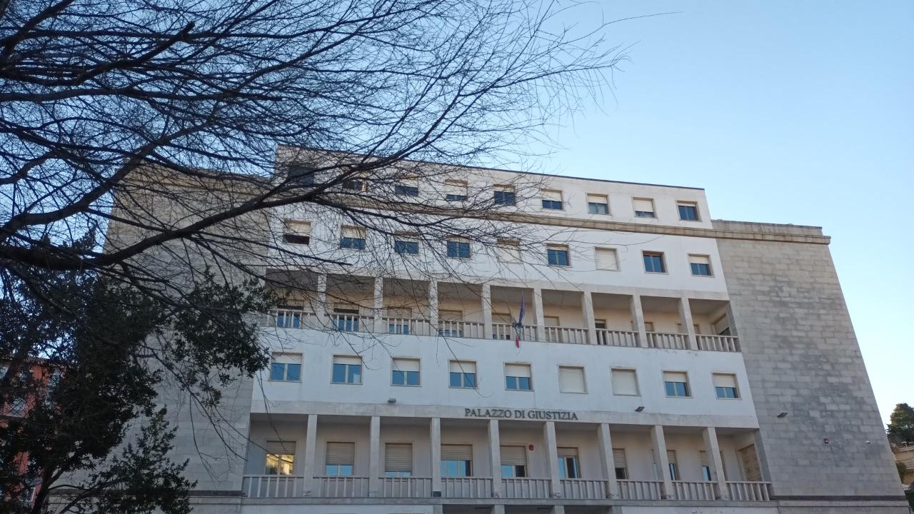 Forza il blocco e tenta la fuga a Nuoro tra i colpi di pistola: a giudizio