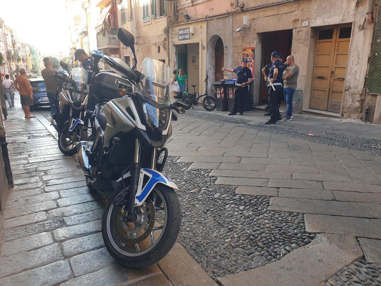 Sassari, blitz della polizia locale in centro storico: arrestato un uomo