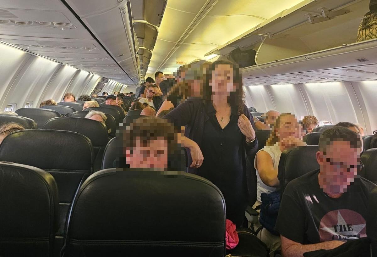 Olbia, il maltempo blocca l’aereo in pista: passeggeri senza aria condizionata