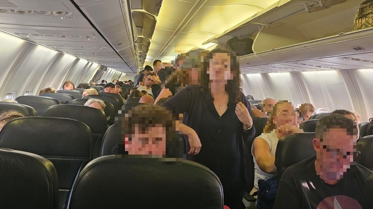 Olbia, il maltempo blocca l’aereo in pista: passeggeri senza aria condizionata