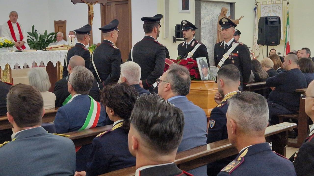 Chiesa gremita a Montresta per l’ultimo saluto al carabiniere Pietro Mastino