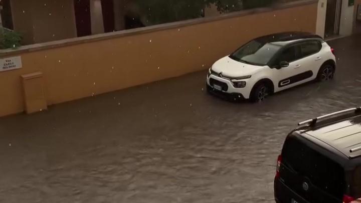 Un nubifragio si abbatte su Olbia: le immagini degli allagamenti – VIDEO