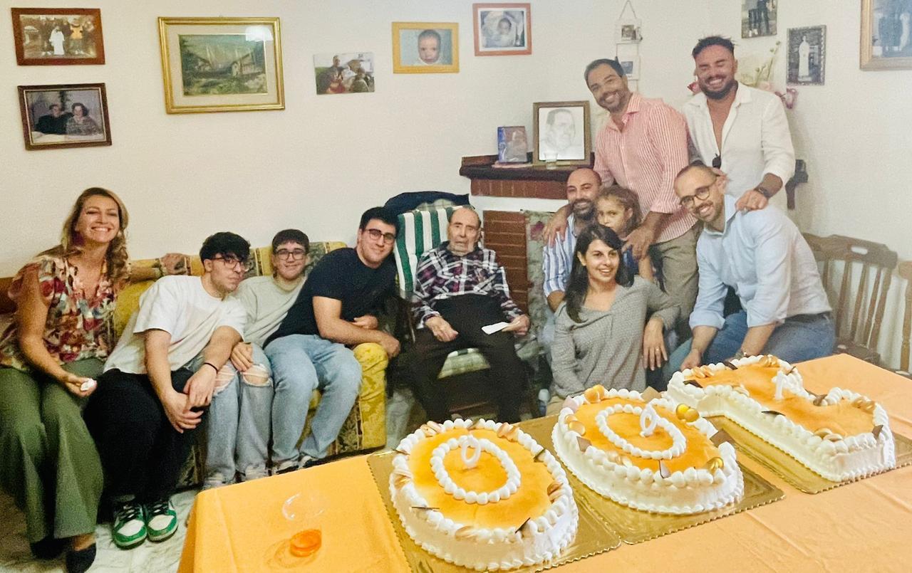 
	Il neo centenario Giuseppe Meloni con i suoi familiari

