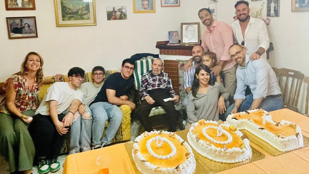 Il neo centenario Giuseppe Meloni con i suoi familiari
