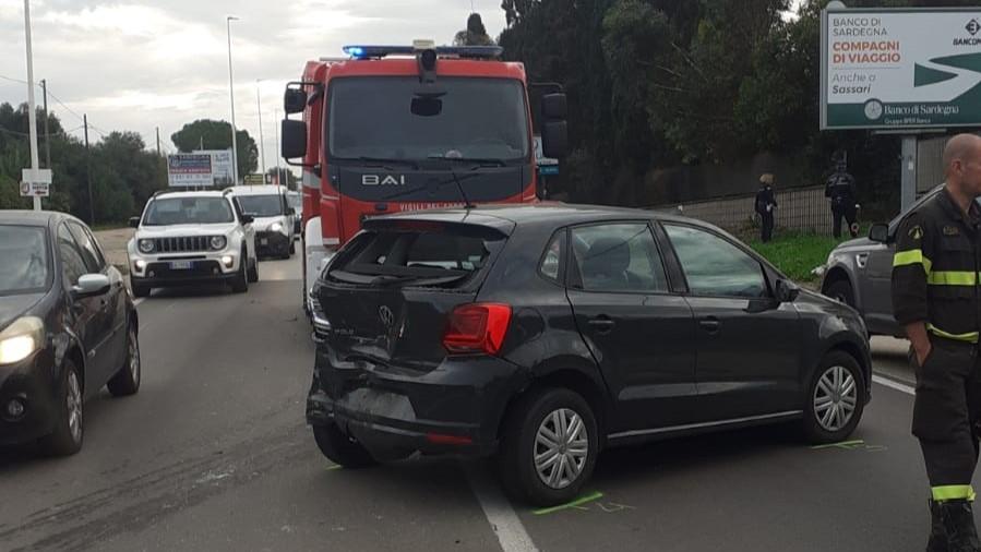 Tampona un’auto sulla bretella e poi si dà alla fuga: è caccia all’uomo a Sassari