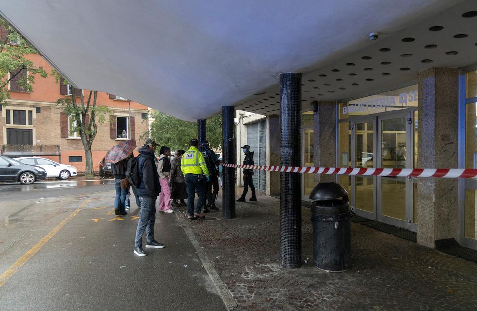 Autisti intossicati dallo spray urticante: «La stazione di Modena è terra di nessuno»