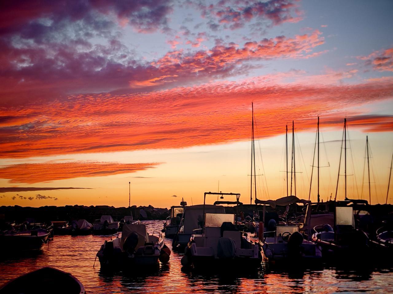 Livorno e il moletto di Antignano al tramonto contro il cielo grigio. Grazie a Mariella
