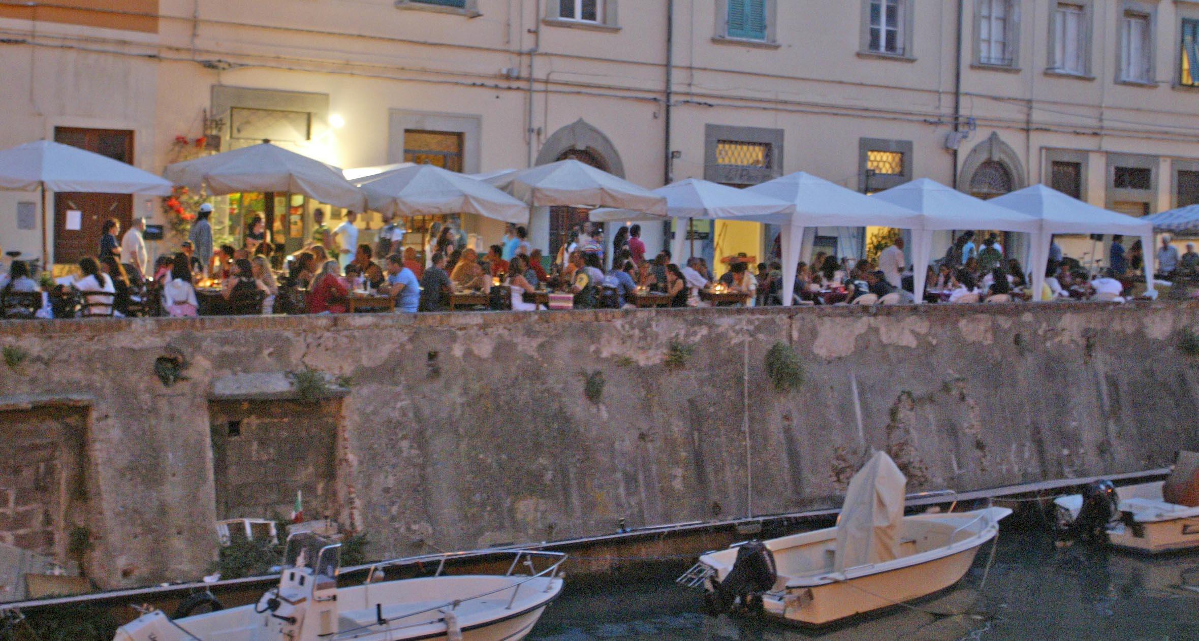 A Livorno il Comune multa tavolini esterni "irregolari" di bar e ristoranti: la protesta di Confcommercio