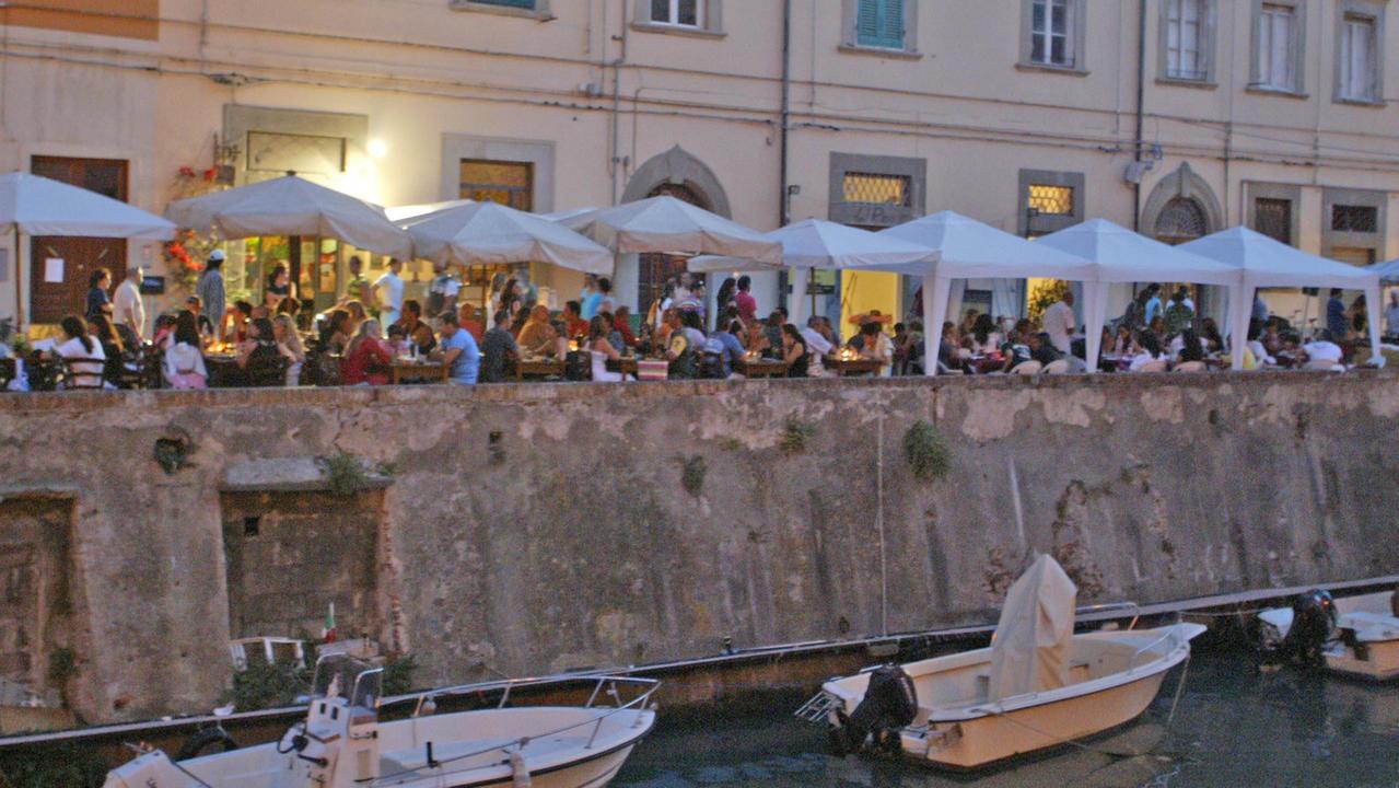 A Livorno il Comune multa tavolini esterni "irregolari" di bar e ristoranti: la protesta di Confcommercio