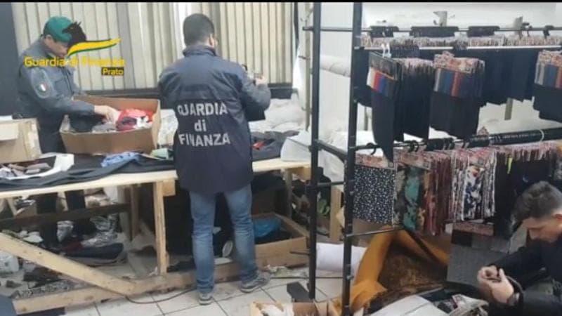 Prato, confezionisti arrestati: l’operaio cinese ha denunciato perché era stato messo all’angolo