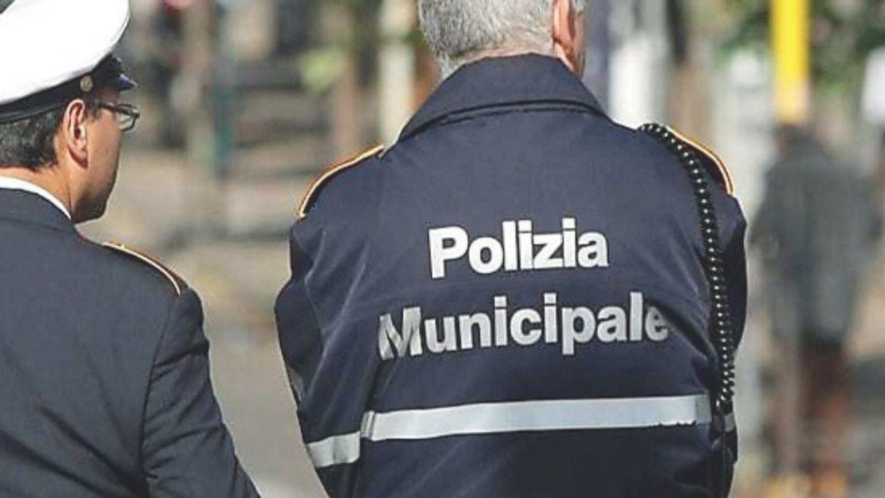 Due agenti della polizia municipale (foto d’archivio)