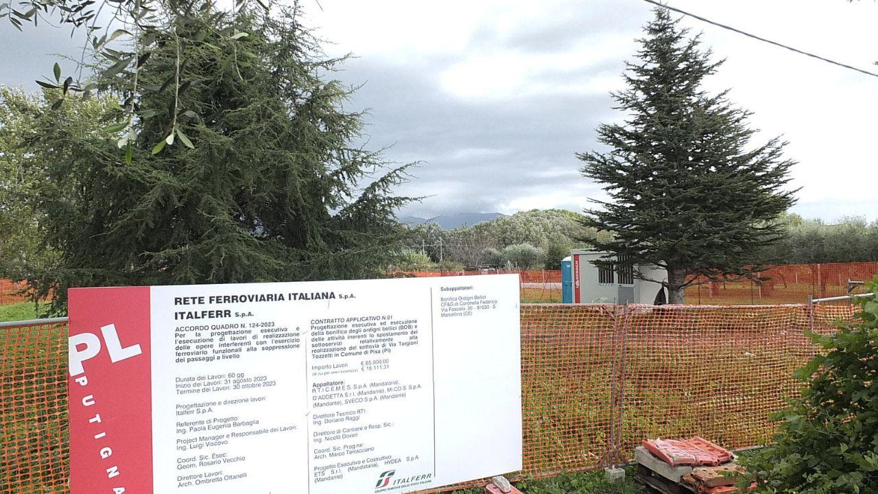 Nella foto grande il cartello di fronte all’area dove è prevista la realizzazione del sottopasso carrabile