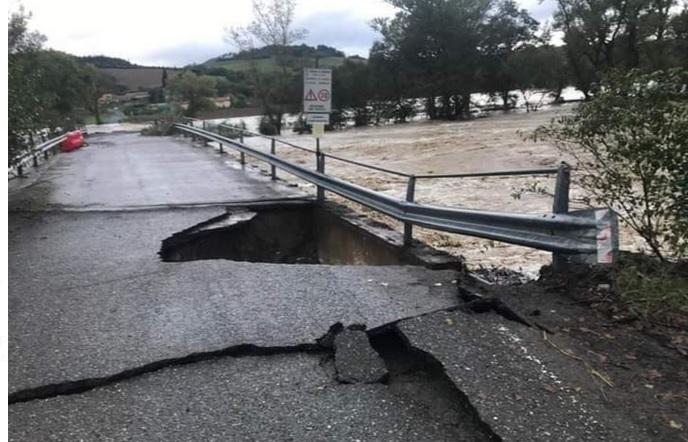A rischio crollo il ponte Faltona: l’ondata dello Sterza l’ha distrutto. Il punto sugli allagamenti