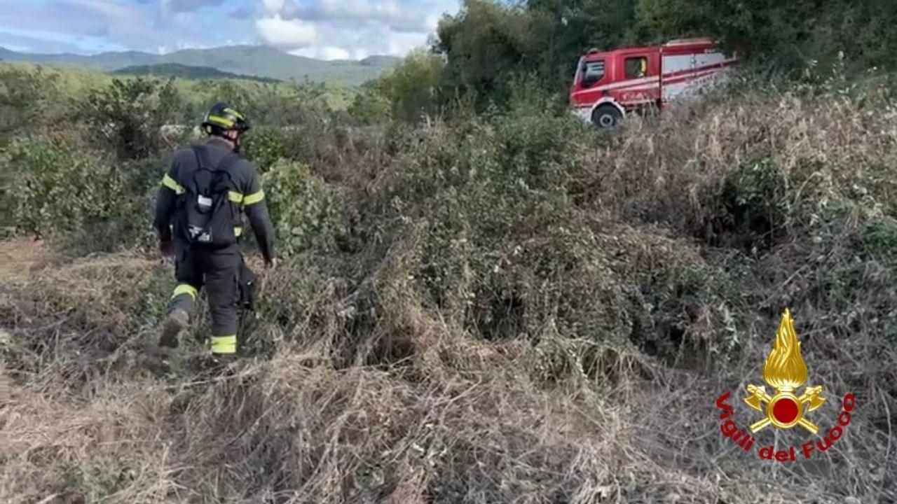 Vigili del fuoco durante le ricerche del bambino nel territorio di Montecatini Valdicecina colpito dall’alluvione