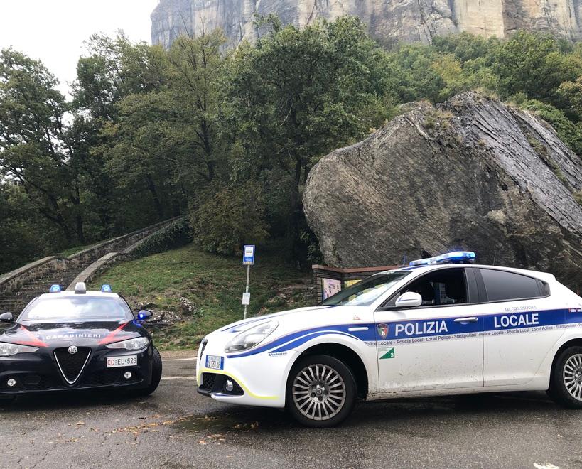 Ubriaco e senza patente tenta di investire gli agenti