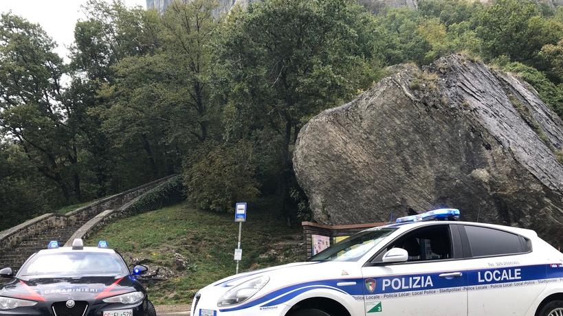 Ubriaco e senza patente tenta di investire gli agenti