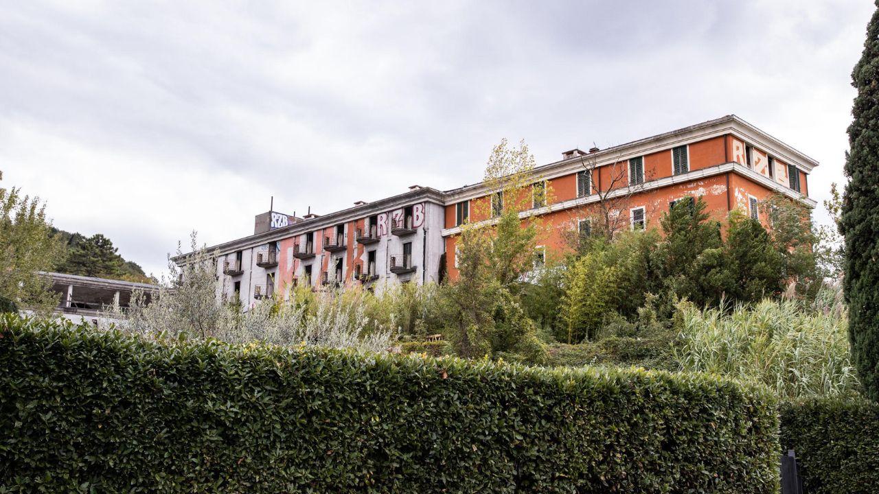 Sopra il complesso dello stabilimento Grotta Parlanti che domina la frazione omonima
