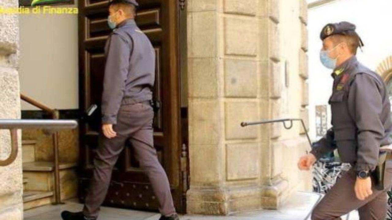 Due finanzieri entrano nell’ufficio delle Poste in via Vallisneri