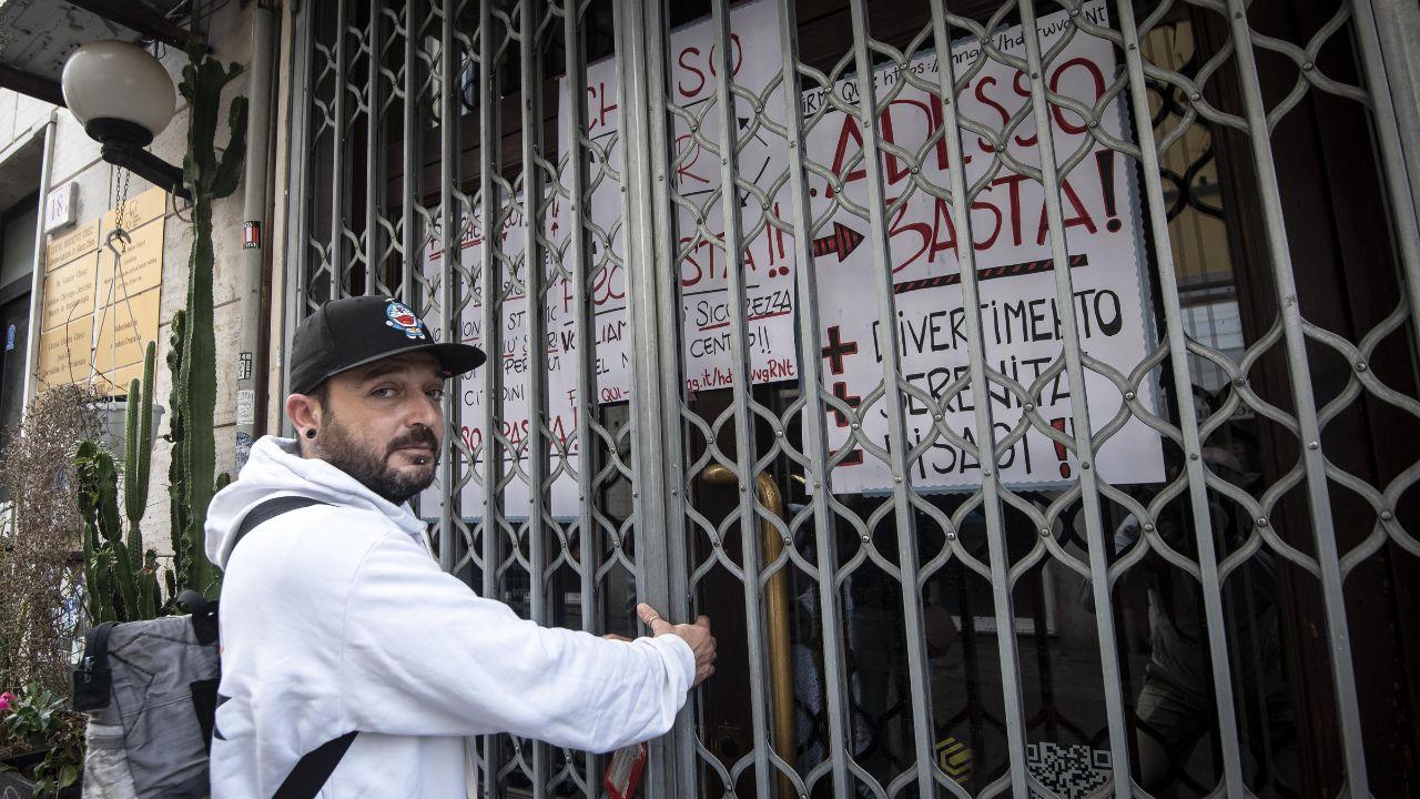 Il titolare Marco Barcelli del Caffè Ricasoli mentre chiude per protesta la sua attività  (foto servizio Agenzia Bf)
