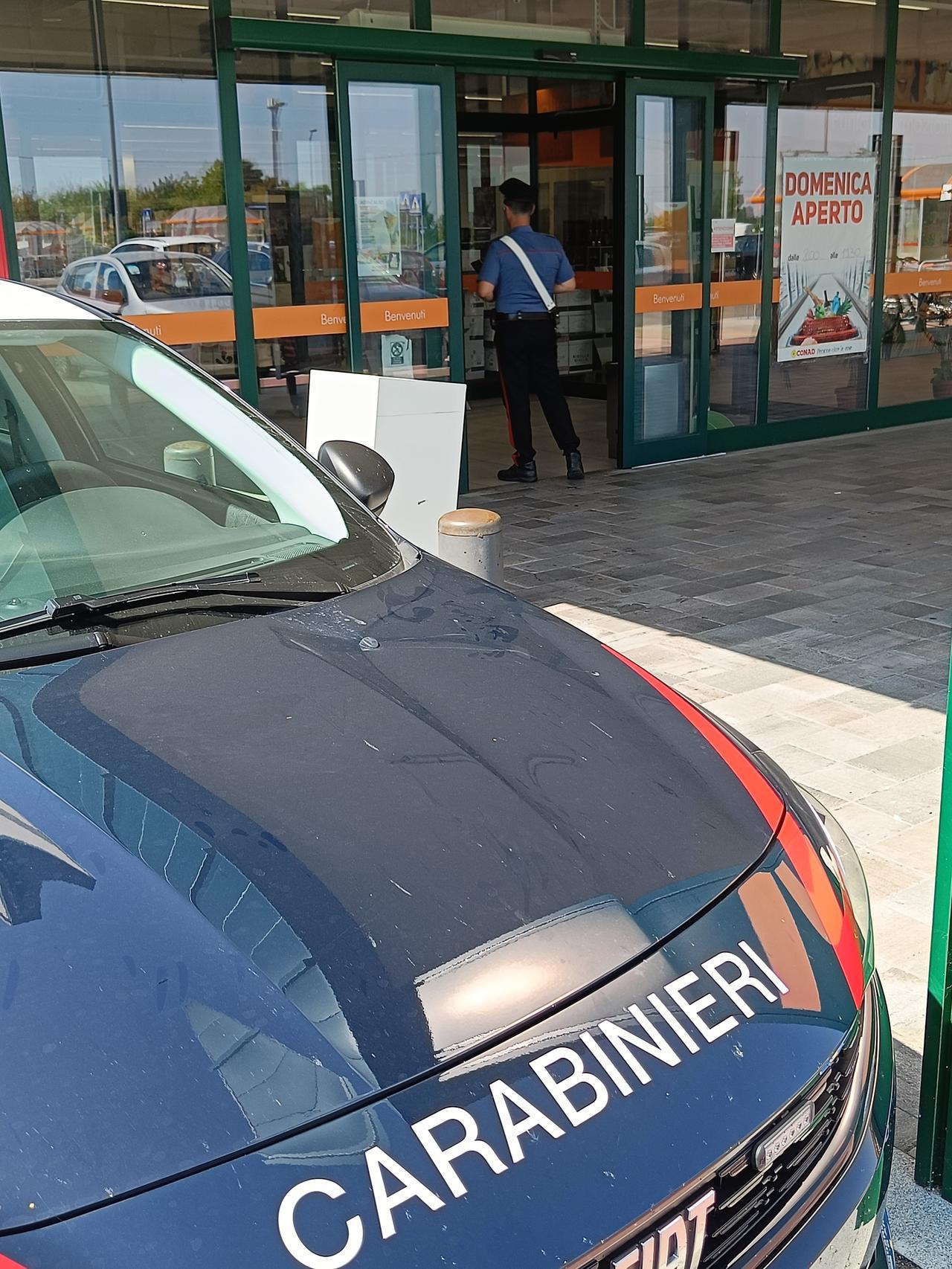 Tira la monetina a terra e ruba la borsa a un’anziana dall’auto