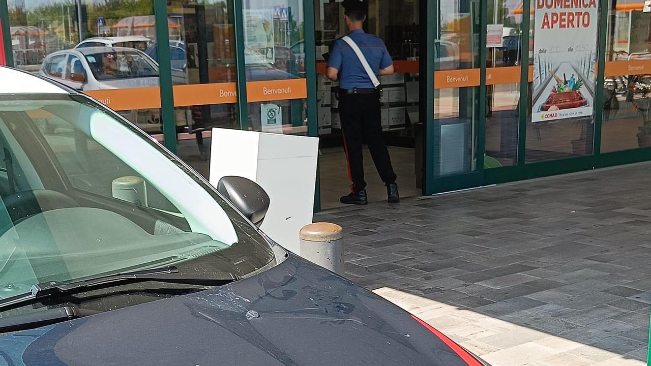 Tira la monetina a terra e ruba la borsa a un’anziana dall’auto