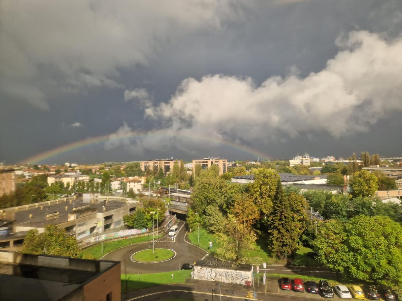 Weekend piovoso, ma intanto a Reggio Emilia spunta l’arcobaleno