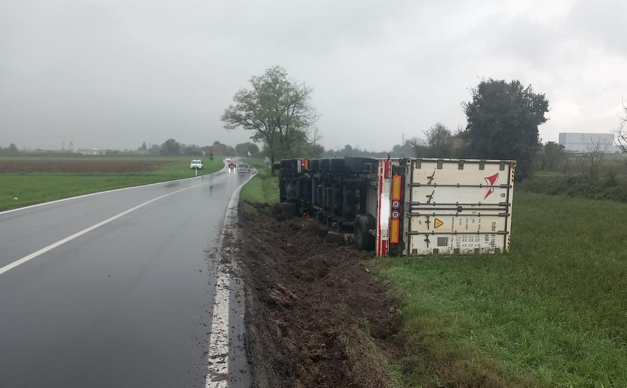 
	Il camion ribaltato sulla Sp16 a Castelvetro

