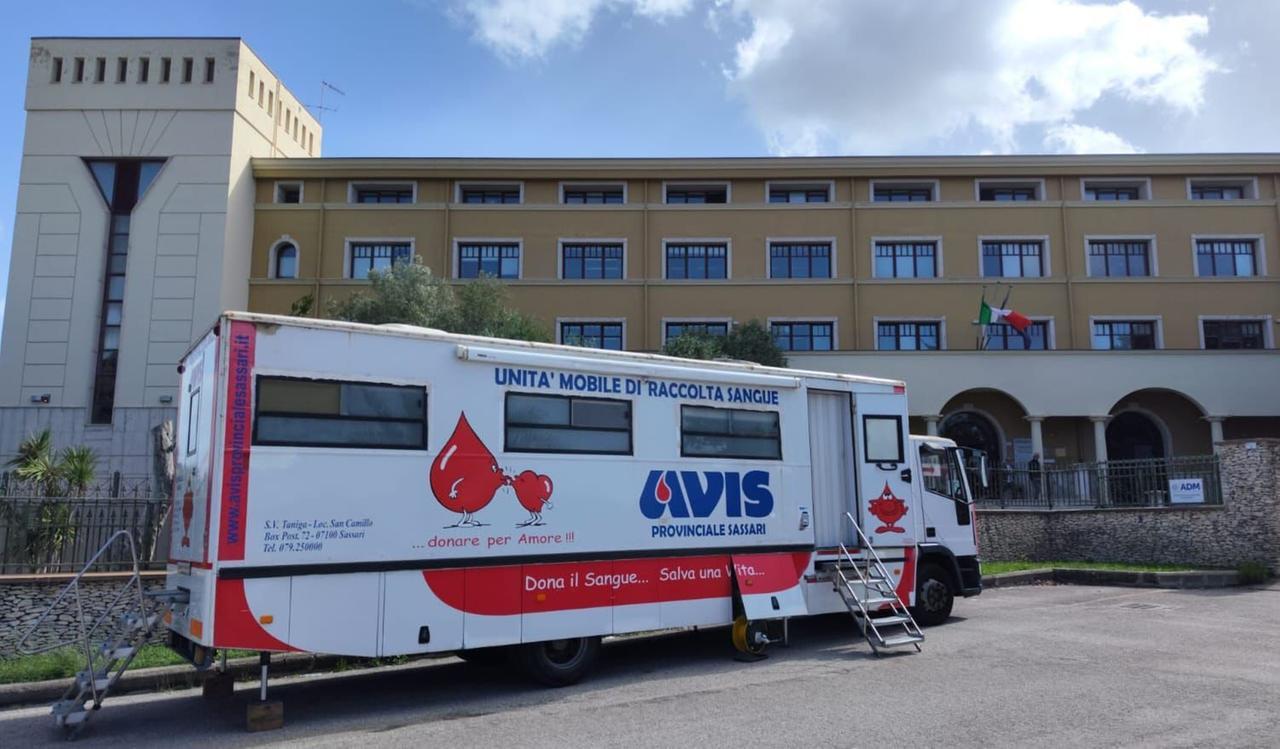 Sassari l'autoemoteca dell'Avis