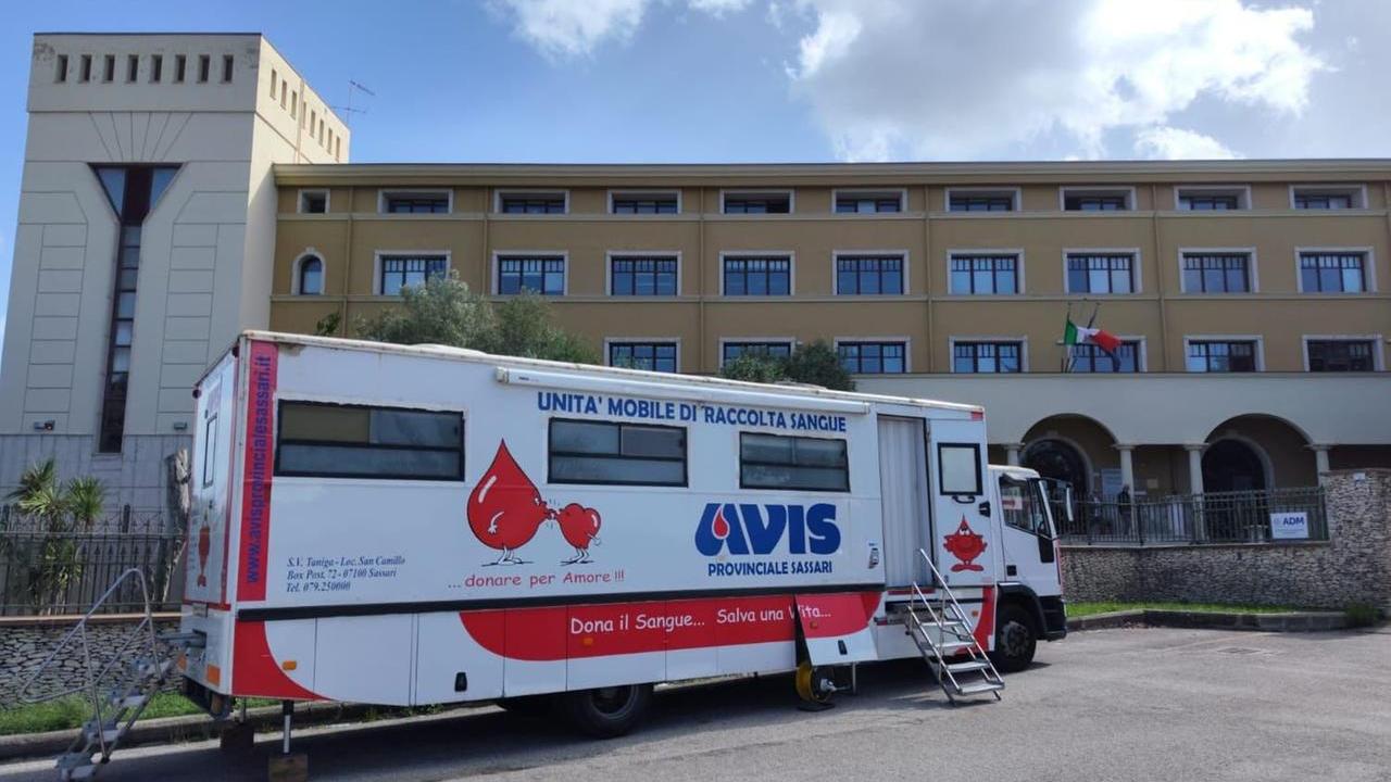 Sassari l'autoemoteca dell'Avis