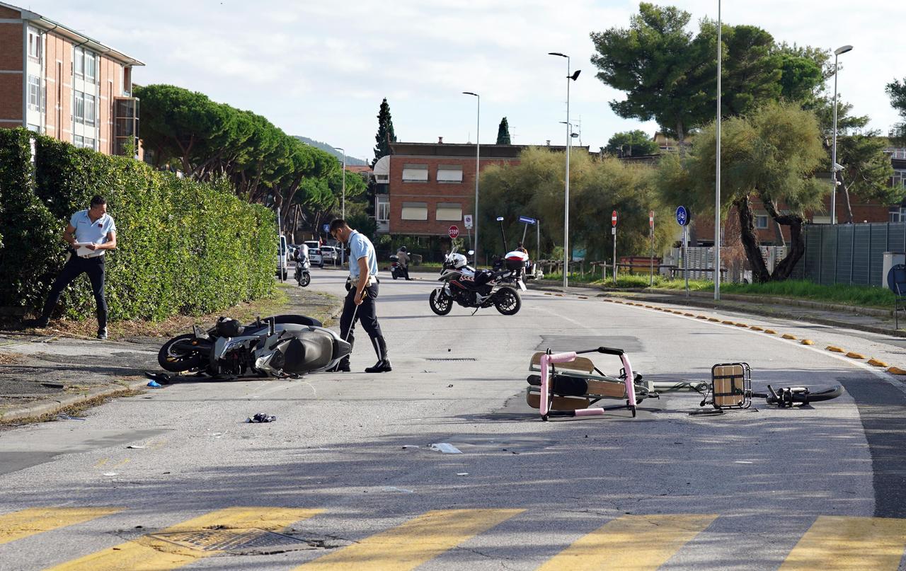 Livorno, scontro tra bici e moto: gravissimi una donna e un ufficiale dei carabinieri