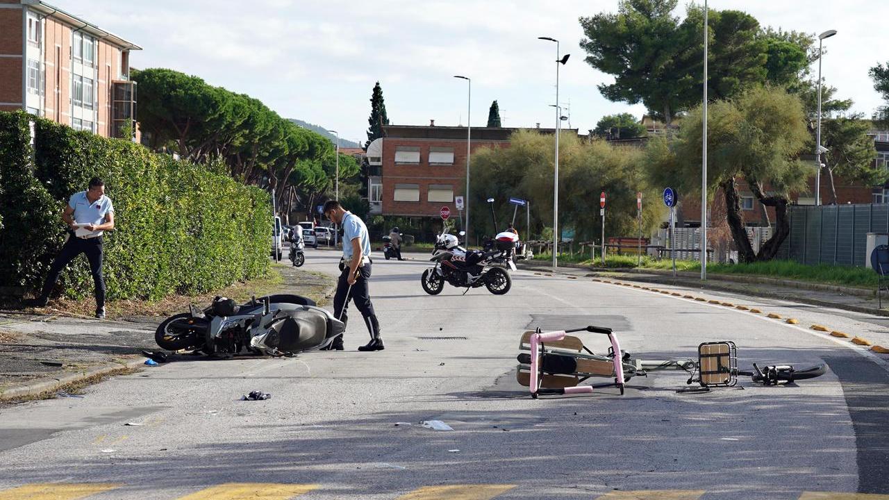 Livorno, scontro tra bici e moto: gravissimi una donna e un ufficiale dei carabinieri