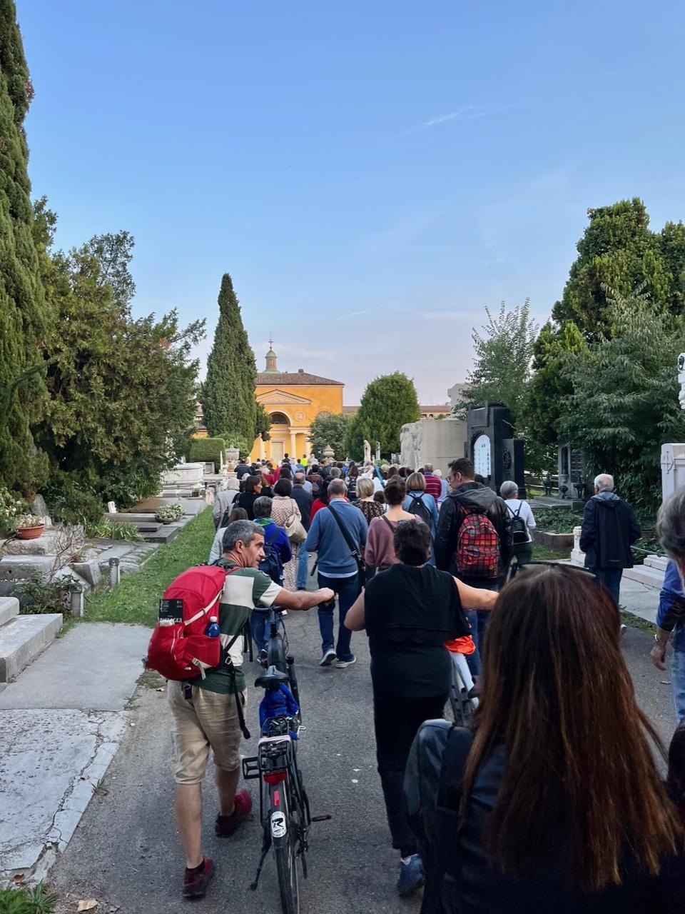 Reggio Emilia, la pioggia fa saltare “Oltre” al cimitero monumentale