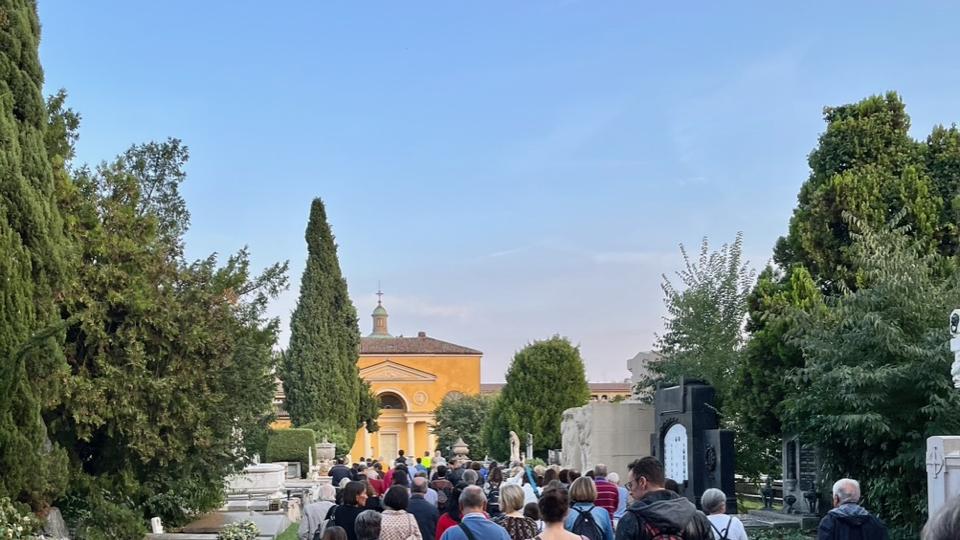 Reggio Emilia, la pioggia fa saltare “Oltre” al cimitero monumentale