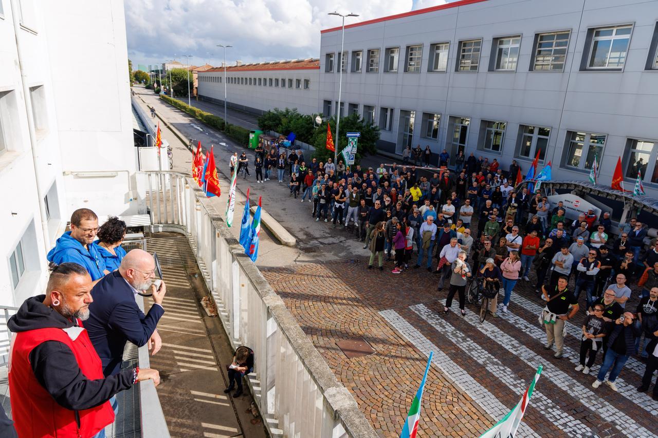 Crisi Berco, seconda giornata di sciopero dopo i licenziamenti: convocato il tavolo di crisi in Ministero