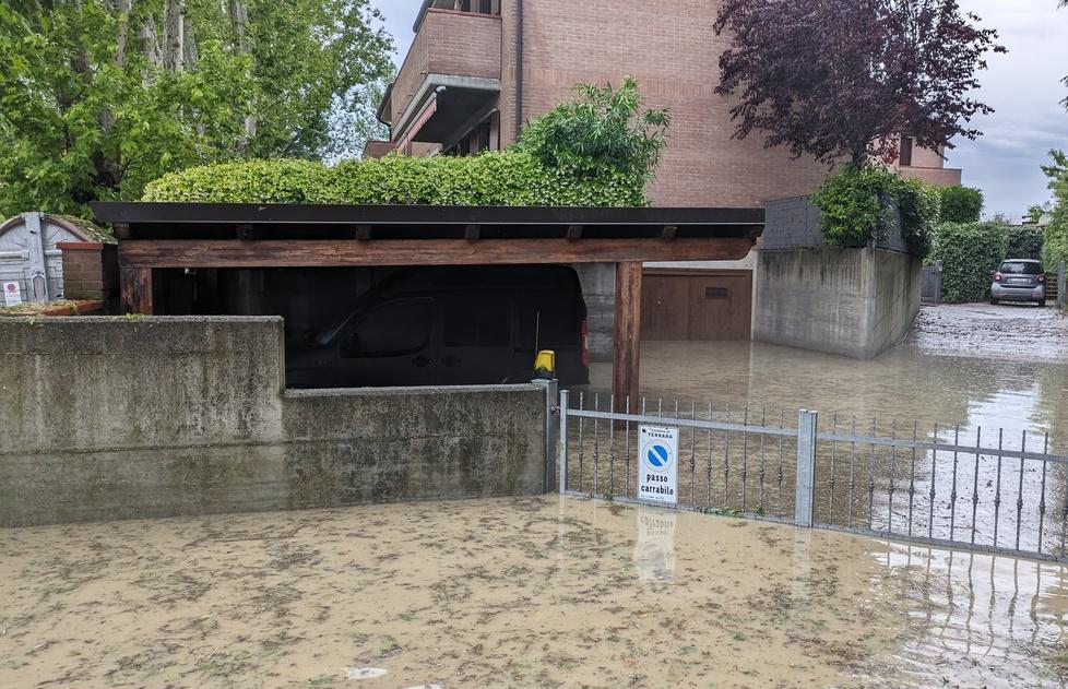 Ferrara, prigionieri degli allagamenti: «Noi sempre sott’acqua, è impossibile muoversi»