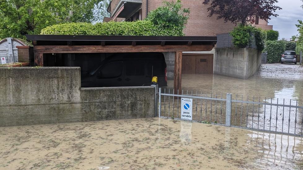 Ferrara, prigionieri degli allagamenti: «Noi sempre sott’acqua, è impossibile muoversi»
