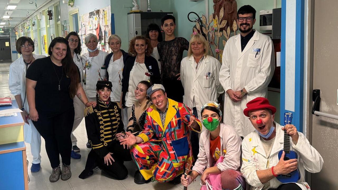 Gli artisti del Circo sardo e del Circo Maya Orfei in un ospedale