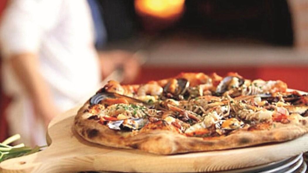 La pizza a domicilio è in ritardo, un 26enne va nel locale col coltello