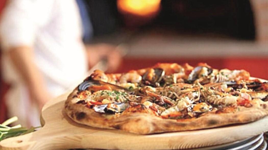 La pizza a domicilio è in ritardo, un 26enne va nel locale col coltello