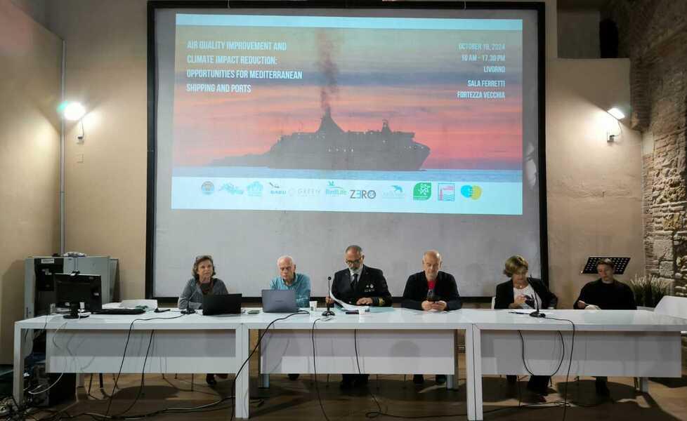 Livorno, sette banchine elettrificate nel 2026: «Pronti per i nuovi sensori dei fumi»