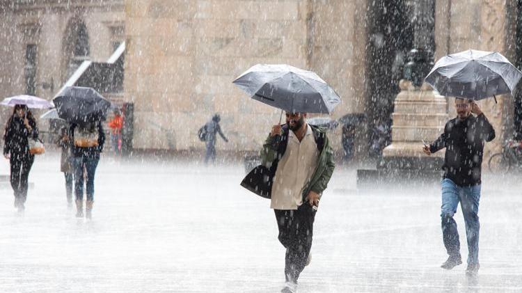 Allerta rossa maltempo, oggi scuole chiuse in tutta la provincia. Stop anche alle manifestazioni sportive