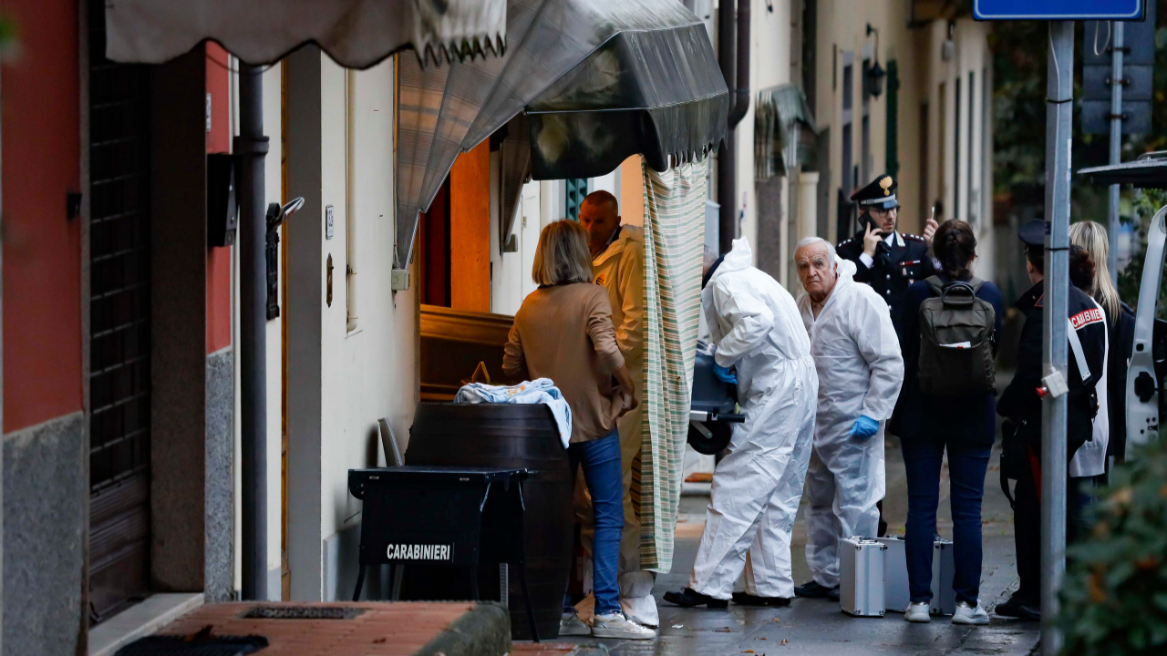 Nell’immagine, la scientifica dei carabinieri al lavoro sul luogo del delitto, davanti al forno in cui è stata uccisa Laura Frosecchi