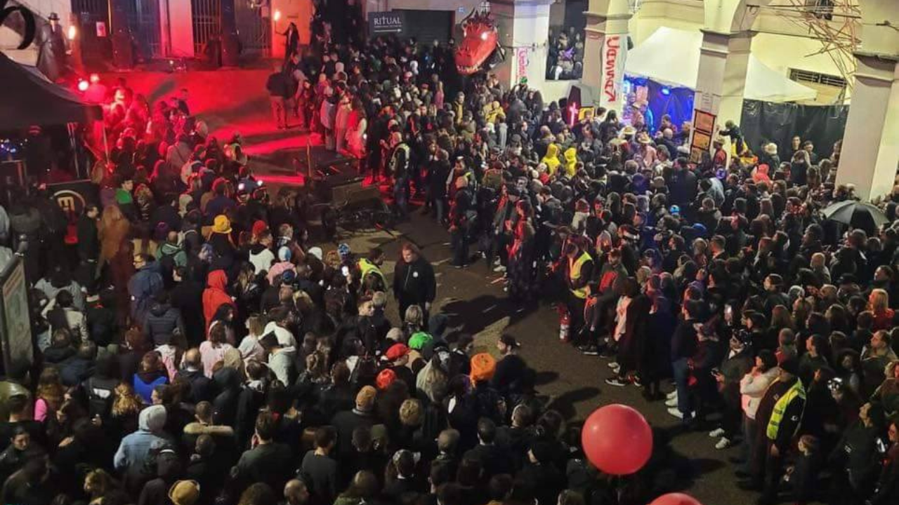 Gente in piazza per la festa di Halloween